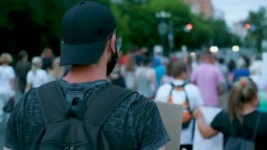 Coronavirus sırasındaki siyasi mitinglerde pankart posterleriyle eylemci protesto etmek.