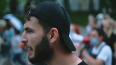 Bağıran kızgın protestocu eylemci yürüyüşü siyasi ayaklanma kalabalığı.