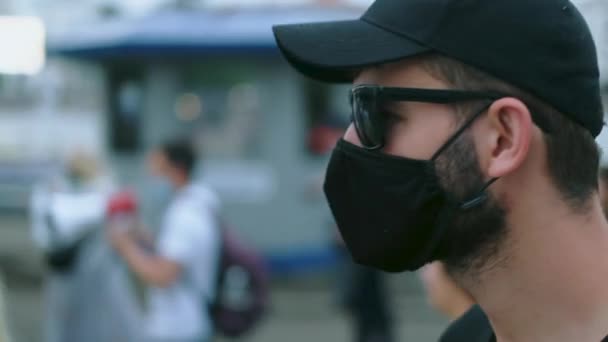 CIA riot police undercover provocateur portrait in glasses, mask, cap on protest — Stock Video