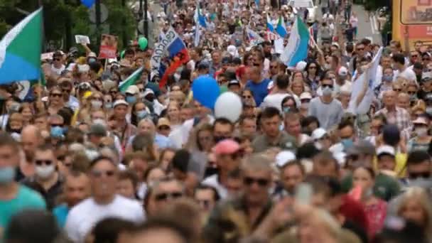 Political rally on street of Russia. Protesters and activists on picket strike. — Stock Video