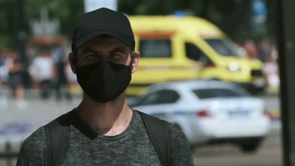시위 참가자들 사이에서 곤혹 스러운 19 번 얼굴 마스크를 쓴 경찰 도발 행위자를 엄폐 함. — 비디오