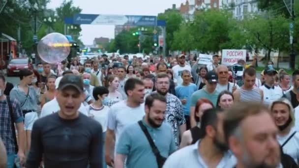 Verschiedene Gruppen marschieren gemeinsam auf politischer Kundgebung, Proteststreik. — Stockvideo