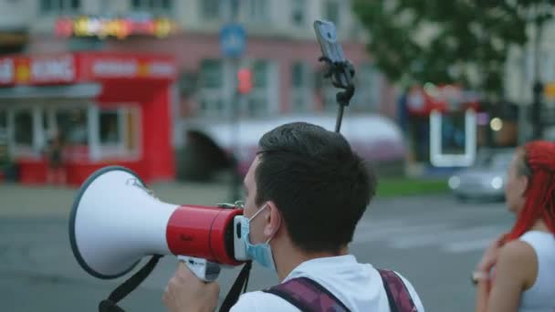 Entretien avec des rebelles mégaphones en grève politique, manifestation de résistance. — Video