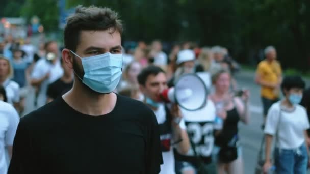 Европейская демонстрация изоляции, люди в масках против ограничений — стоковое видео
