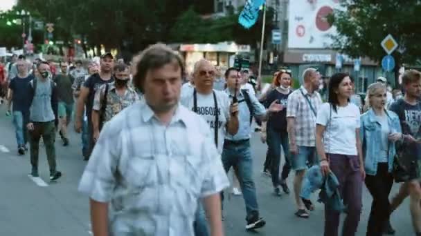Alkışlayan ve alkışlayan insanlar siyasi mitingde birlikte yürüyorlar, protesto grevinde. — Stok video