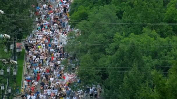 Люди в политическом митинге маршируют по городской улице России с плакатами. — стоковое видео