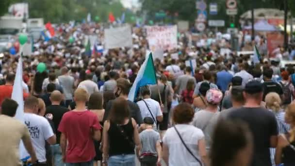 Las calles de la ciudad llenaron la protesta en Rusia. Manifestación política masiva en Jabárovsk. — Vídeos de Stock