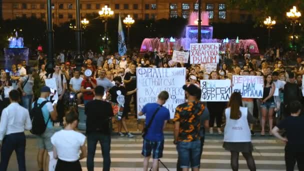 Multitud pacífica de activistas con pancartas y pancartas de huelga de protesta. — Vídeos de Stock
