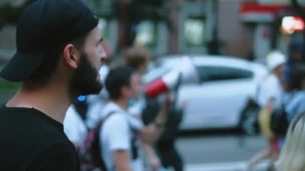 Freedom and civil rights picketing crowd marching on street. Riot man shouts. — Stock Video