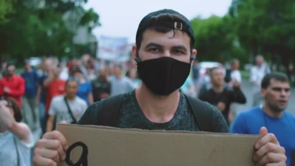 Streikposten mit Plakat auf Demonstration für politischen Widerstand. — Stockvideo