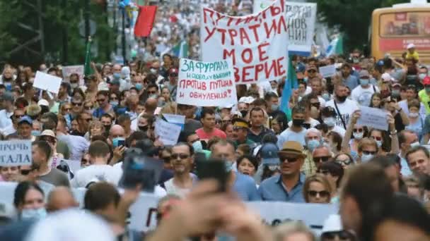 Protestante marchando com bandeiras e cartazes nas ruas da cidade de Khabarovsk. — Vídeo de Stock