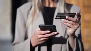 İş kadını internetten mal alıyor. İnternet dükkanından kredi kartıyla satın alma