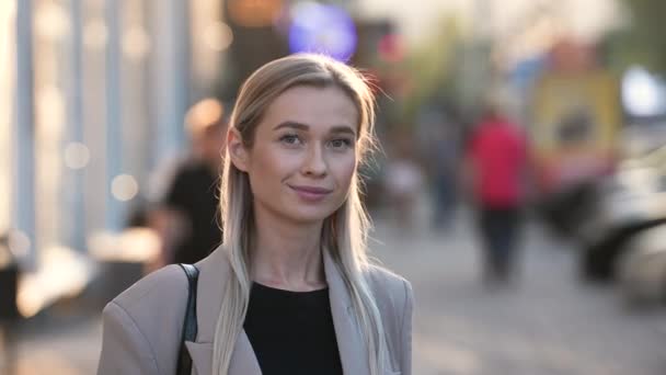 Portrait d'une élégante femme d'affaires intelligente regardant la caméra. Femme aux cheveux blonds. — Video