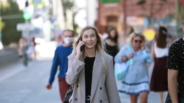 La donna d'affari occasionale parla di telefonia mobile. Blonde Lady chatta con smartphone — Video Stock