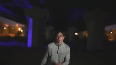 Gece köprü altında polis arabasından kaçan erkek mahkum..