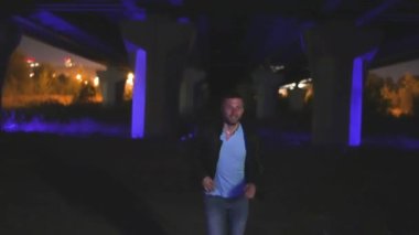 Polis tutuklamasından kaçan mahkum bir suçlu kovalıyor. Kırmızı mavi ışık.