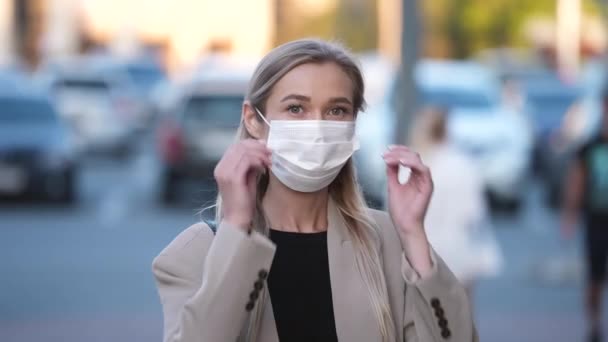 Empresaria quitándose la mascarilla del virus en las calles durante el bloqueo de covid-19 — Vídeo de stock