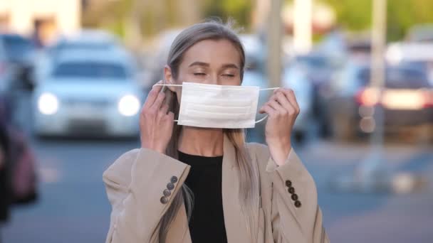 Деловая леди надевает маску вируса на улицы во время блокировки ковид-19 — стоковое видео