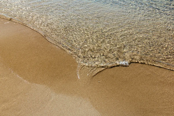 砂浜のビーチに波 ストック写真