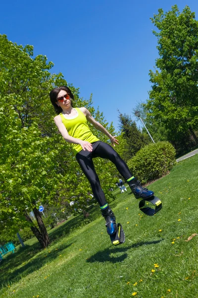 Meisje in springen laarzen buitenshuis fitness — Stockfoto