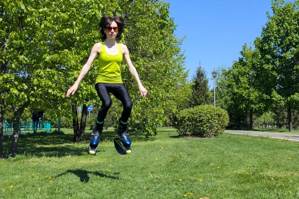 Meisje in springen laarzen buitenshuis fitness — Stockfoto