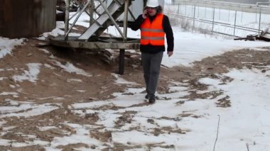 Fabrikada smartphone açık havada kış aylarında konuşurken mühendisi