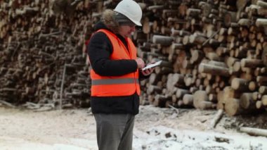 Tablet Pc günlükleri yığınları yakın kışın kullanma mühendisi