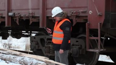 Demiryolu memuru yük vagonları yakınındaki resim çekmek