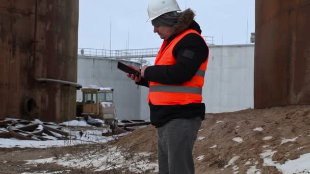 Inženýr pomocí počítače tablet Pc v továrně u olejové nádrže — Stock video