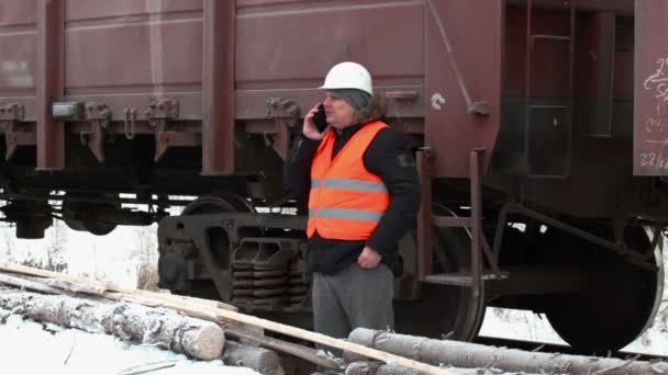 Lokführer überprüft Güterwaggons — Stockvideo