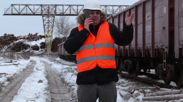 Officier ferroviaire utilisant un smartphone — Video