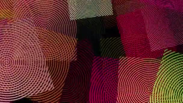Летающие спиральные квадраты различных цветов — стоковое видео