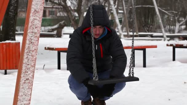 Κατάθλιψη αγόρι κοντά σε swing το χειμώνα — Αρχείο Βίντεο