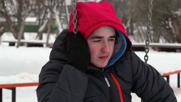 Depressieve tiener op schommel in de winter — Stockvideo