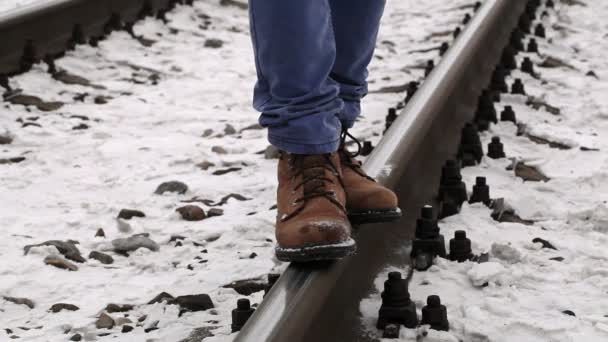 少年在铁轨上保持平衡 — 图库视频影像