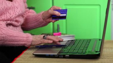 Yaşlı kadın olarak pembe jumper online alışveriş
