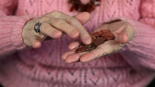 Mujer mayor contando de monedas de cambio pequeño — Vídeos de Stock