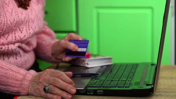 Femme âgée faisant du shopping en ligne — Video