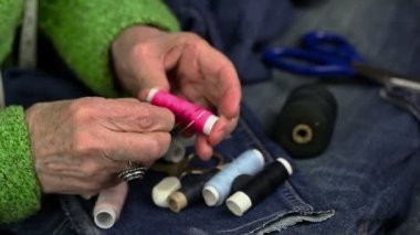 Kadın iğne ve iplik ile