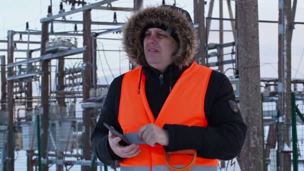 Electrician used tablet PC at power plants in winter — Stock Video