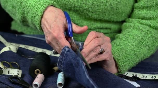 Woman with scissors cutting fabric — Stock Video