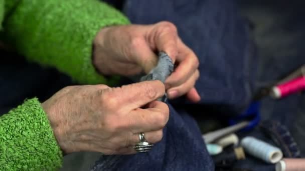 Жінка шиє джинсову тканину — стокове відео