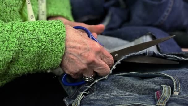Kobieta za pomocą nożyczek w pokoju — Wideo stockowe