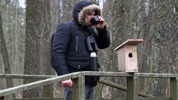 Ornitológus, távcsővel teát inni, a híd közelében Madárfészek — Stock videók