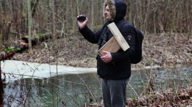 Kuşbilimci ile video kamera ve kuş kafesi