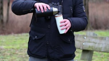 Adam parkta çay döktü