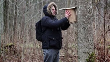 Kuşbilimci ile kuş kafesi tree yakınındaki