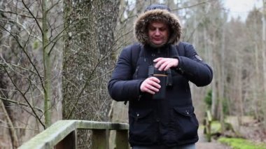 Parkta çay içme ornitolog