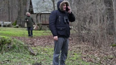 Akıllı telefon ve video kamera ile parkta ornitologlar