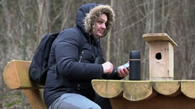 Kuşbilimci ile tablet Pc tablo yakınındaki